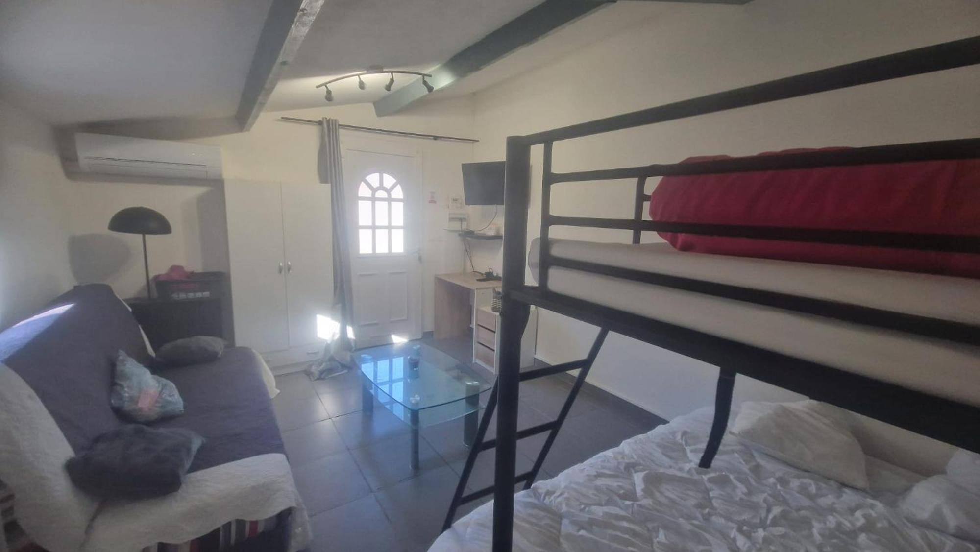 Maisonnette Avec Jardin Et Piscine Privee Holiday home *